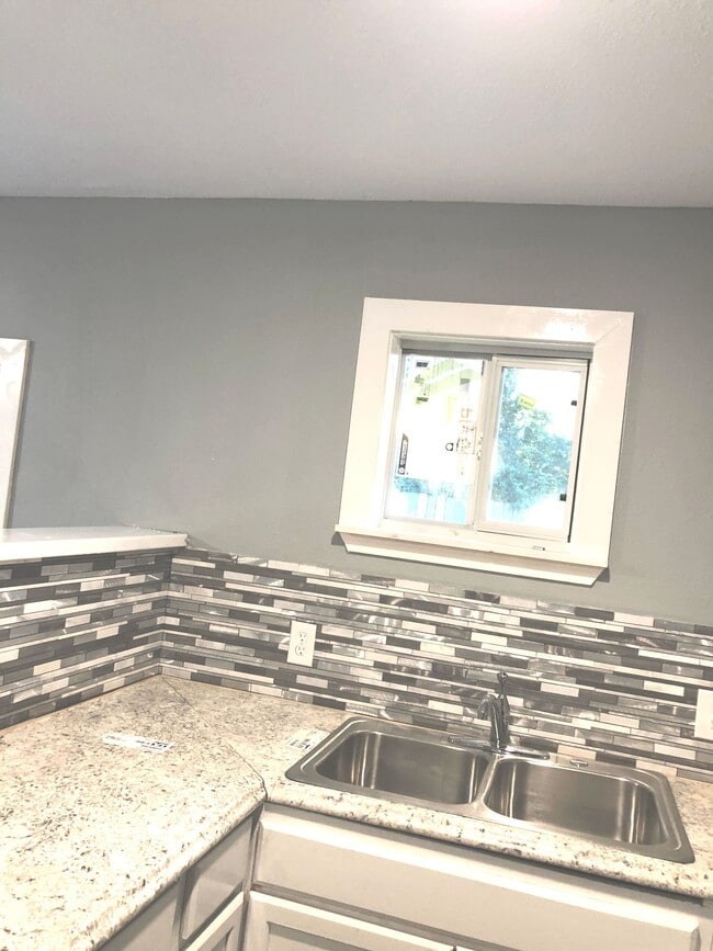 PRETTY BACKSPLASH - 7813 Detroit St