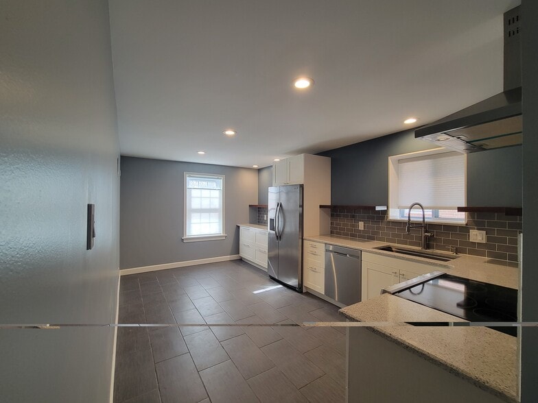 Building Photo - 7230 W Park Ave