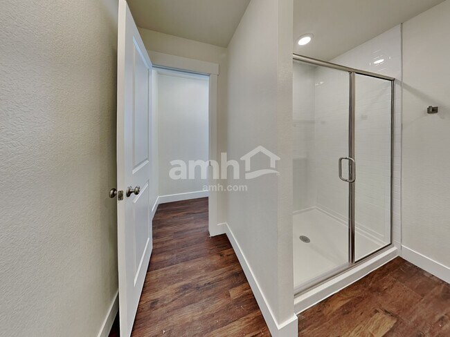 Building Photo - 3921 Wyedale Wy