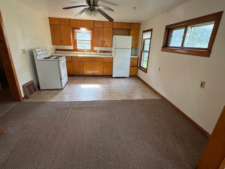 Building Photo - 1116 E Davenport St