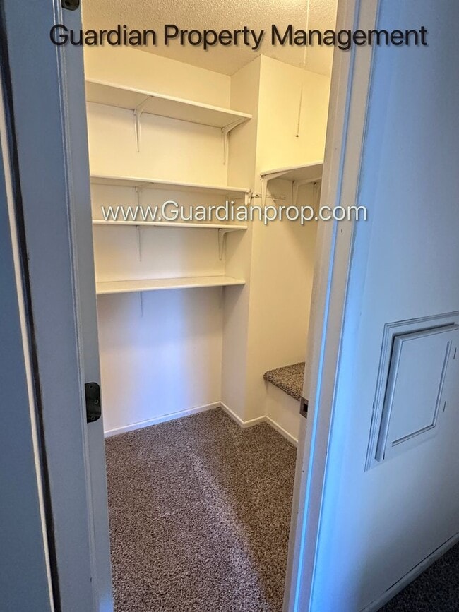 Building Photo - Renovated Burnsville Town Home, 2 Car Garage, W/D in Unit, Walk Out Patio, Dishwasher