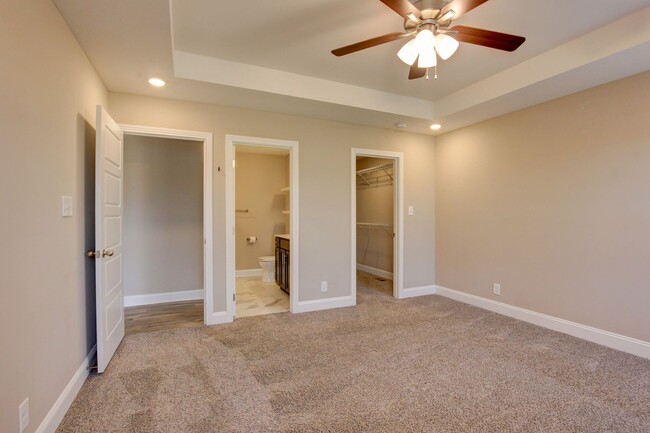 Building Photo - Fresh and Clean 3 bed 2 bath.  Sweet layout!