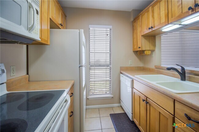 Building Photo - 1101 Parkview Dr