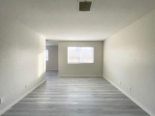 Building Photo - Gated Community Condo
