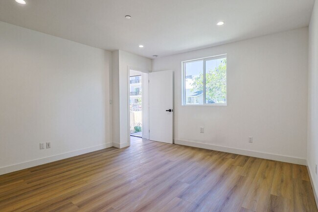 Building Photo - 2419 Carmona Ave