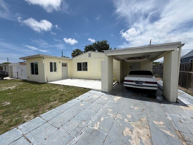 Building Photo - 2016 Kenwood Rd
