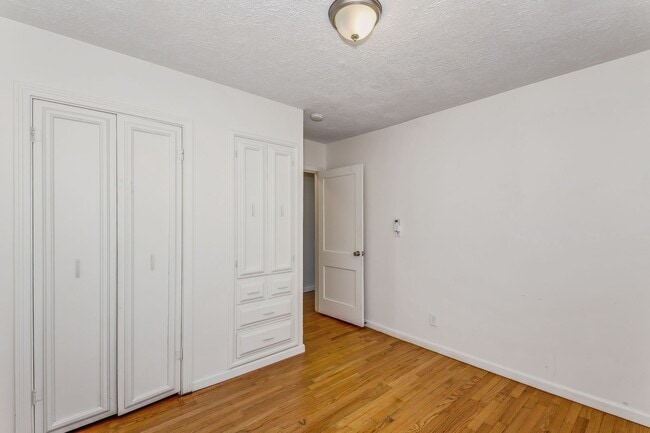 Building Photo - Bright and Spacious 2 Bedroom Duplex!