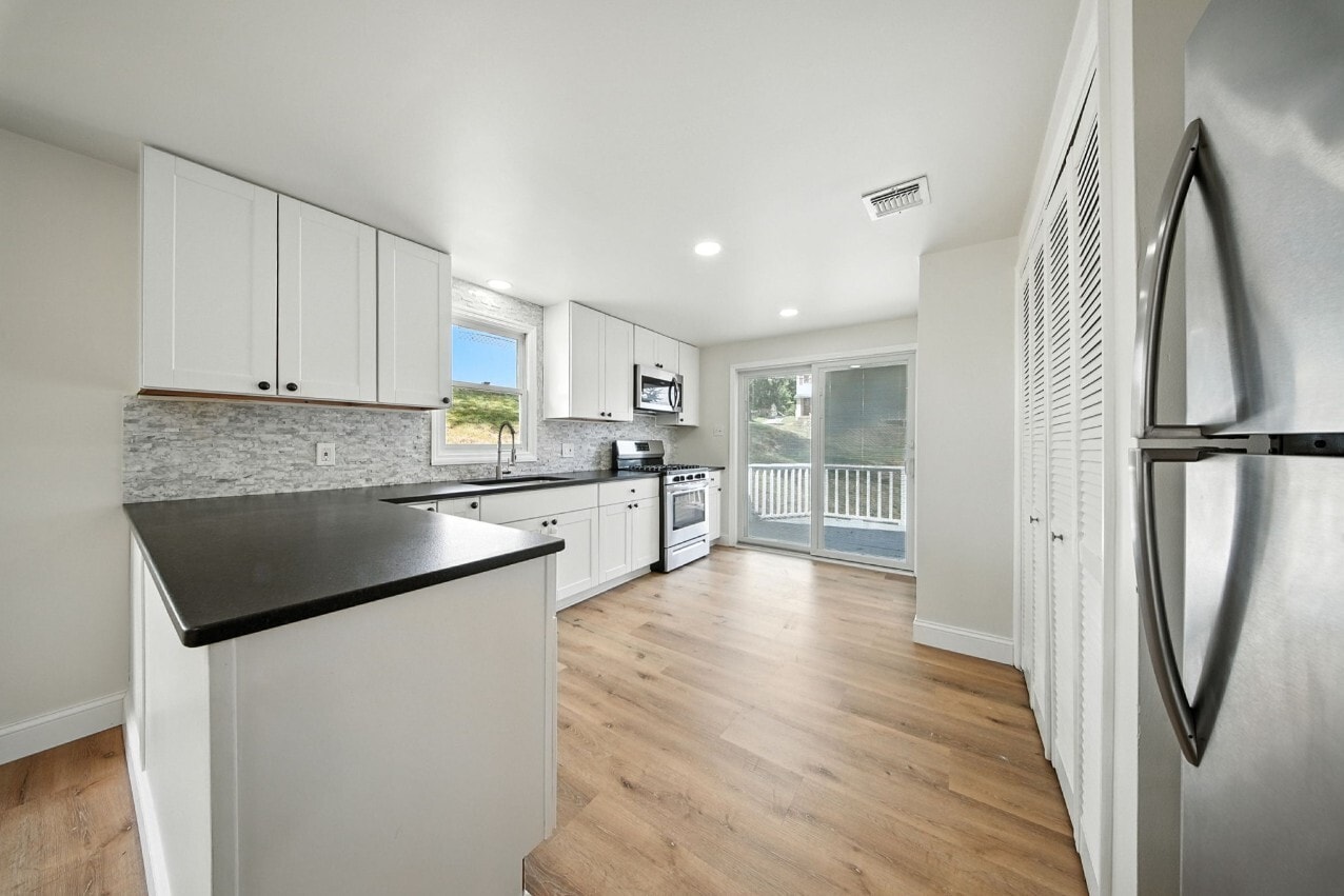 Building Photo - 155 Montgomery St