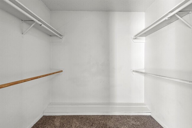 Building Photo - 7700 Creekbend Dr