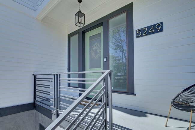 Building Photo - 5bd/3.5ba Seattle Home