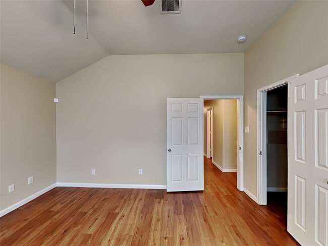 Building Photo - 3930 Hawthorn Glen Ct