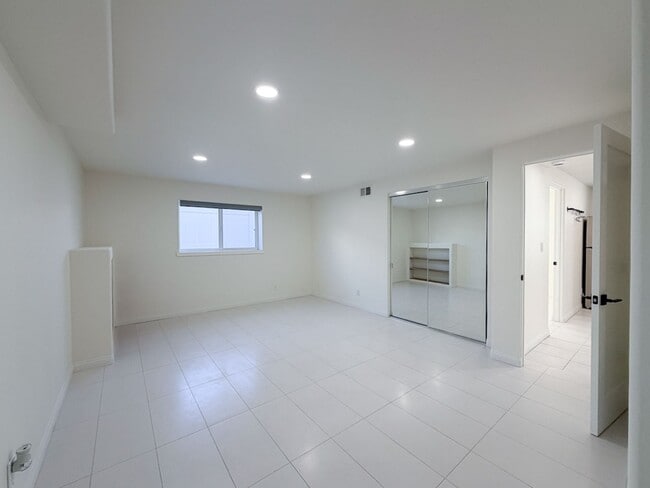 Building Photo - Lower Unit | 1 Bed 1 Bath Silverstrand | Unfurnished