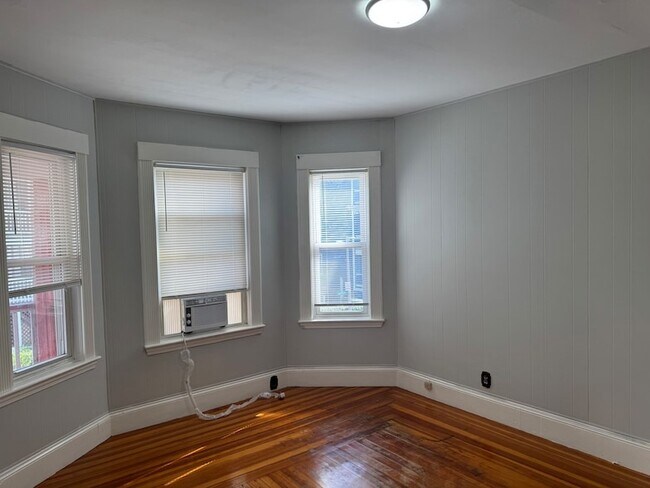 Building Photo - 42 Draper St