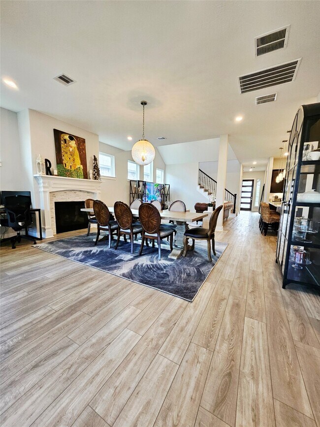 Building Photo - 15822 Pilot Knob Dr