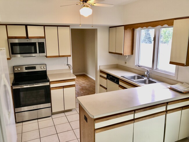 Building Photo - 909 Suffolk Ct