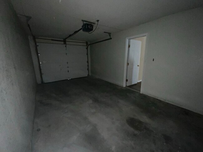 Building Photo - 3 Bedroom 2 Bathroom Duplex