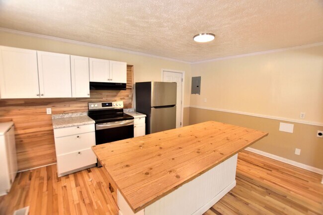 Building Photo - 1581 Charter Dr