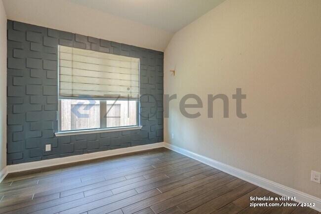 Building Photo - 18818 Lake Ridge Dr
