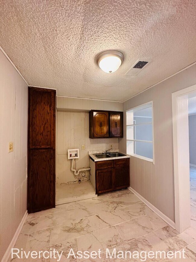 Building Photo - Gorgeous Berclair Home!!!!!! Section 8 Wel...