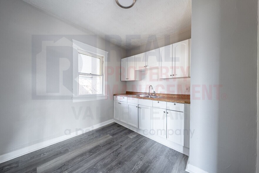 Building Photo - 987 Evangeline Rd
