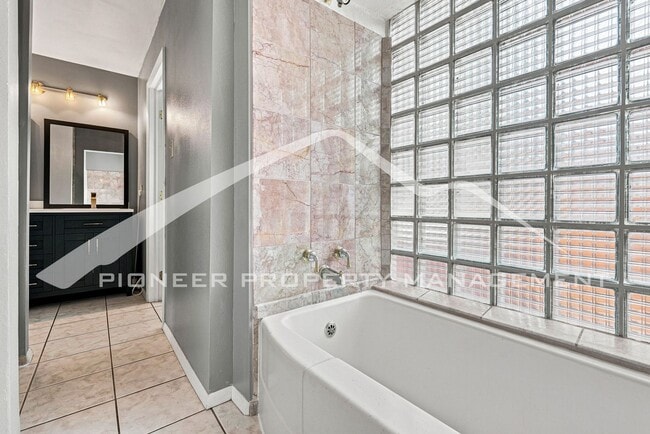Building Photo - Stunning Home with Washer/Dryer and Gas Grill