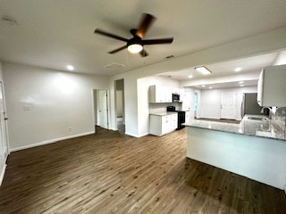 Building Photo - 300 N Oak Dr