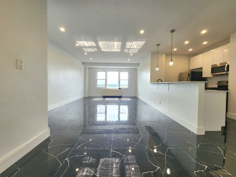 Building Photo - 750 N Broad St