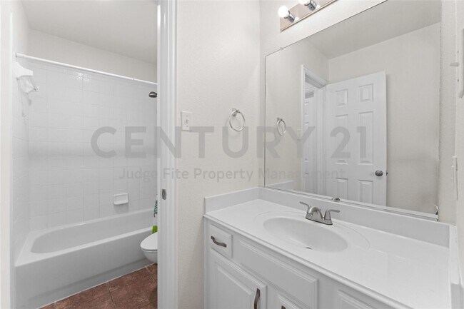 Building Photo - Beautifully Maintained, 2-Story 5/3.5/3 Ne...