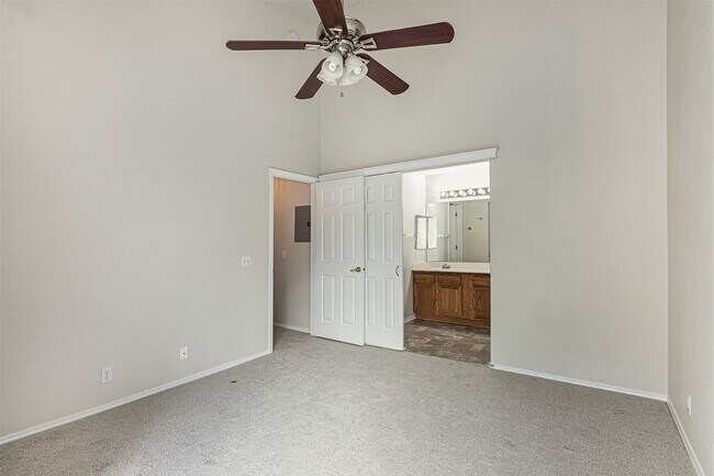 Building Photo - 2 bed, close to Ft Carson. Top Floor unit, Available now