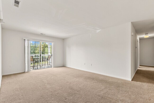 Building Photo - One Bedroom Signature Style Apartment Walk-In Level
