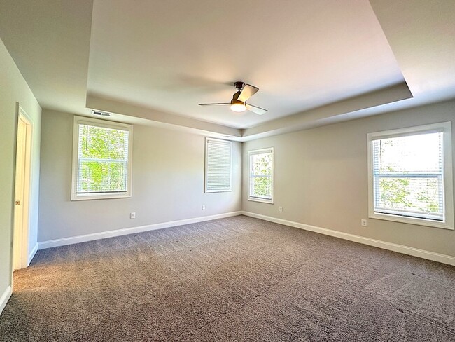 Building Photo - SPACIOUS TOWNHOME