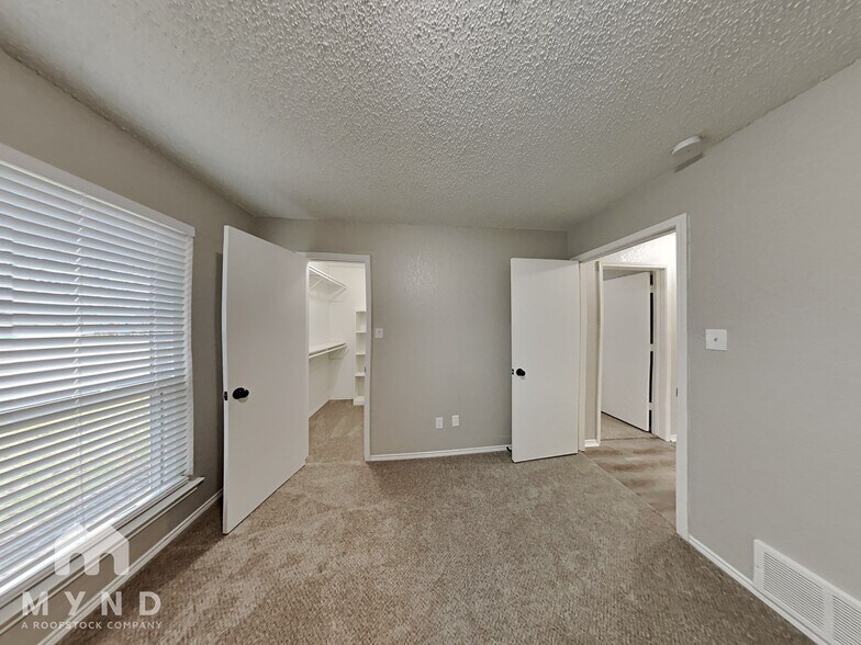 Building Photo - 3528 Park Lake Dr
