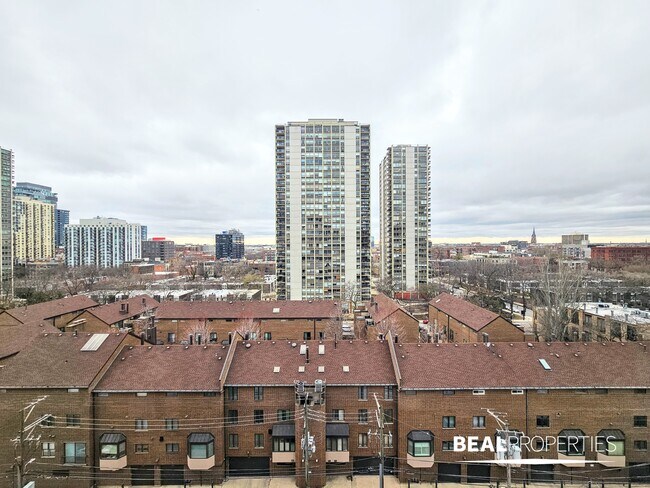 Building Photo - 1342 N Dearborn St