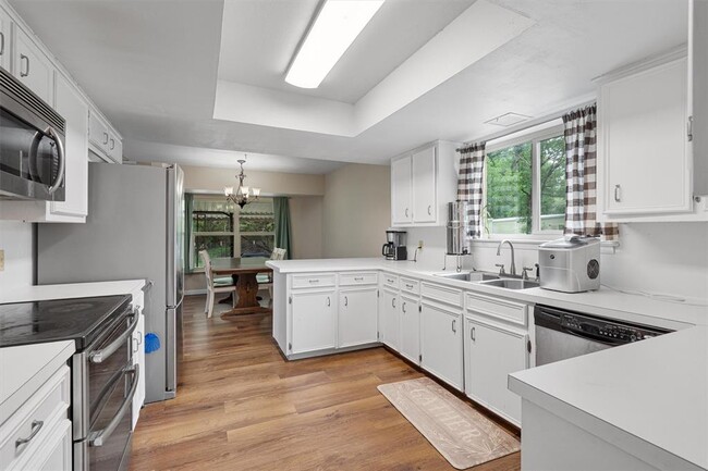 Building Photo - 203 Serenada Dr