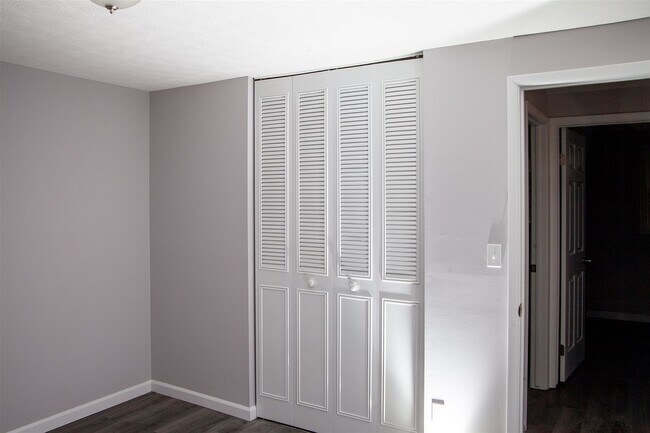 Building Photo - 3020 Featherstone Dr