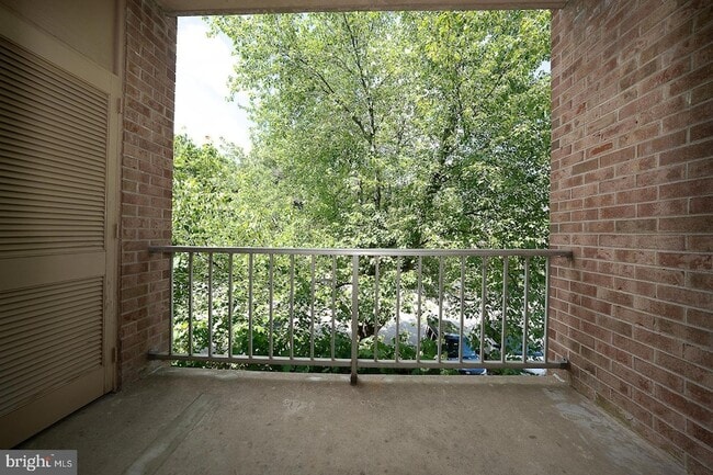 Building Photo - 1640 Oakwood Dr