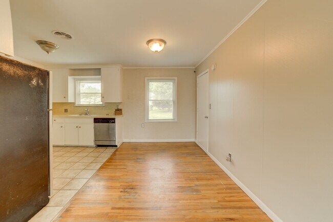 Building Photo - Charming 3 Bedroom 1 Bath near Route 66!