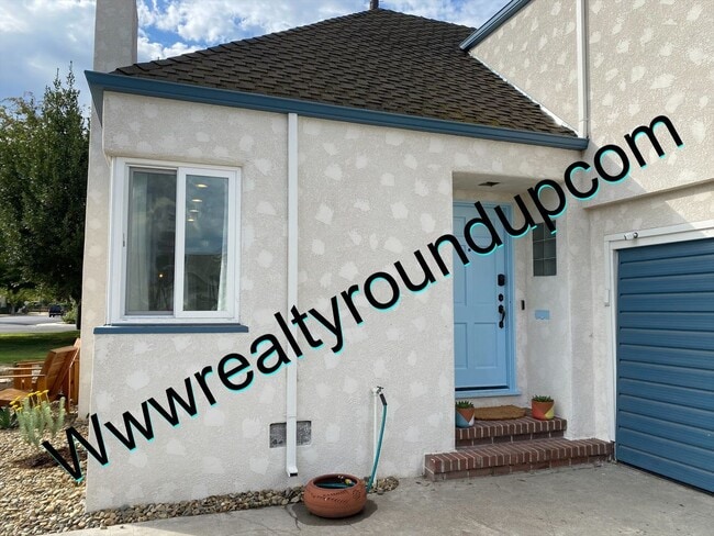 Building Photo - Three bed, Two Bath Home By UOP