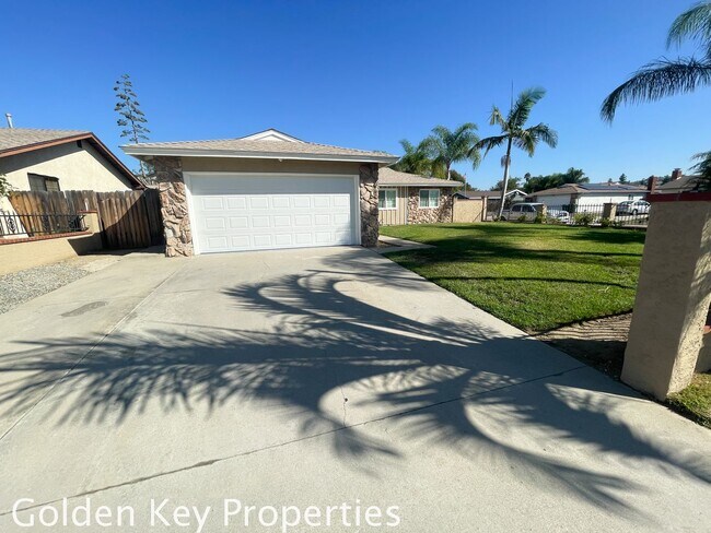 Building Photo - Nicely renovate corner property with a pool!