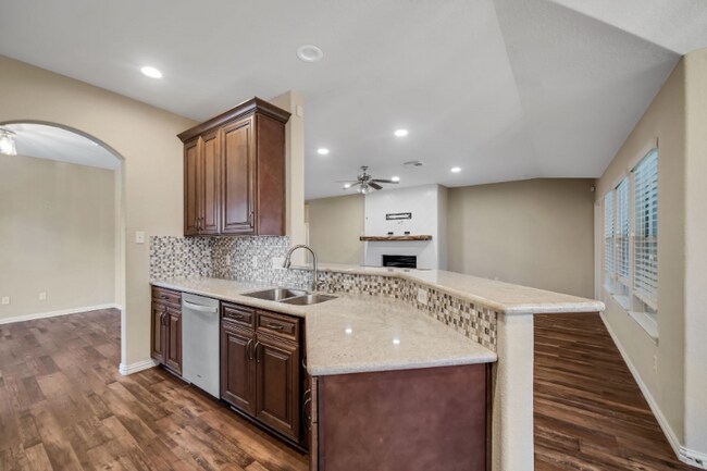 Building Photo - 3005 Gardencrest Ln