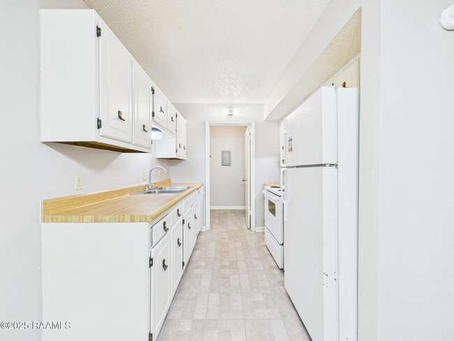 Building Photo - 511 Fox Run Ave