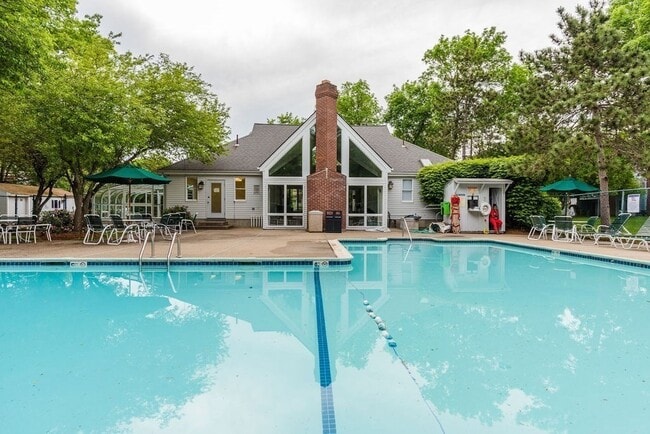 Building Photo - 10 Squire Ct