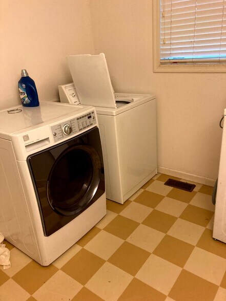 Building Photo - 1132 Shanghai Rd