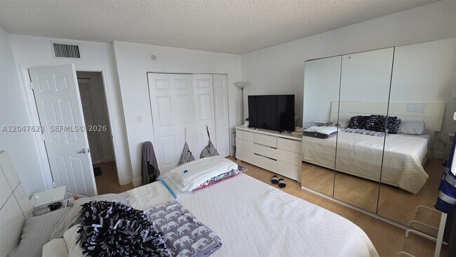 Building Photo - 1155 Brickell Bay Dr