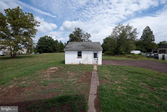 Building Photo - 1075 S County Line Rd