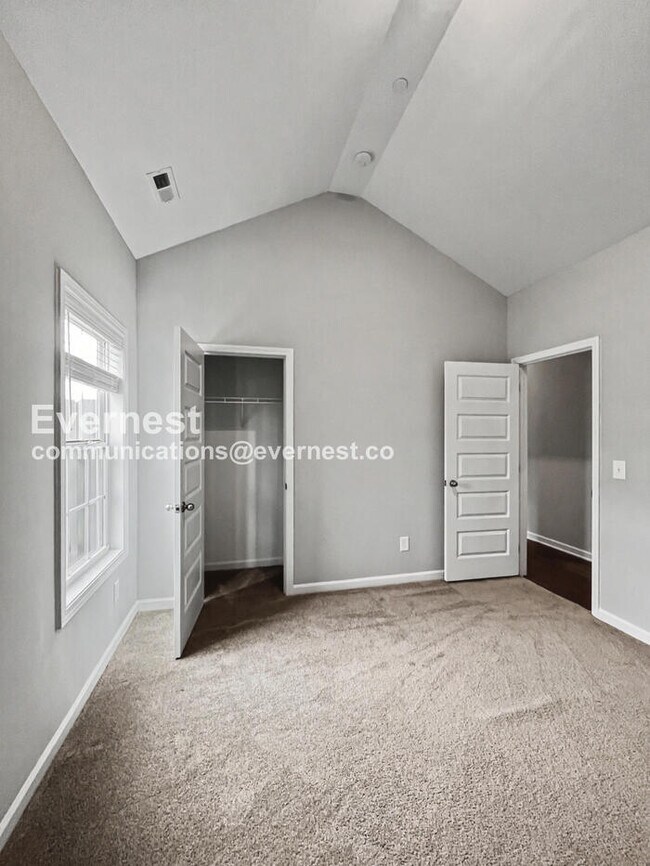 Building Photo - Limited Time Special Offer / 4 Bed, 2 Bath Home with Fenced Yard & Garage / Pet-Friendly / Vouche...