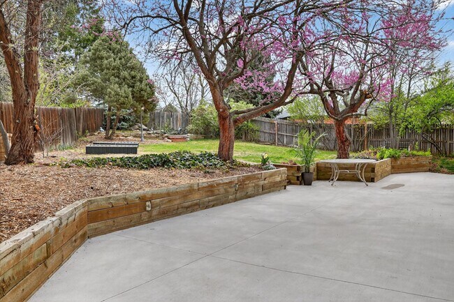 Building Photo - 4BR/4BA Updated Home with Finished Basement Suite & Landscaped Yard