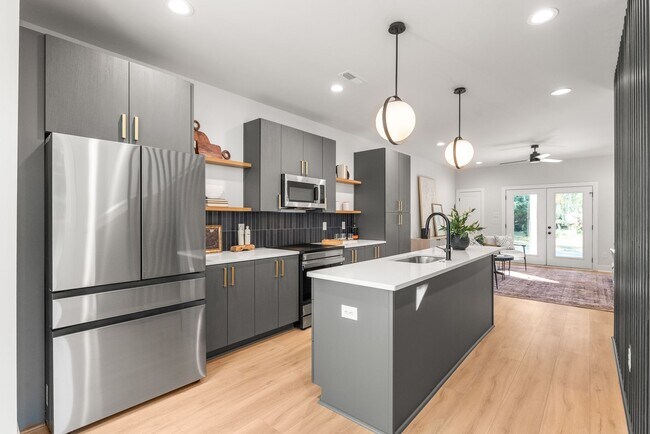 Building Photo - Modern Living in the Heart of Plaza Midwood!