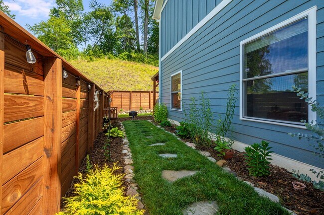 Building Photo - North Asheville 3-Bedroom Home with Fenced-In Yard Near Upcoming Taylor's Wave