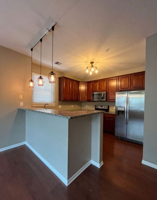 Building Photo - Stylish North Loop Living for $3,499/month...